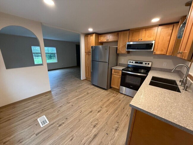 Building Photo - Private remodeled 2 bed home with huge fenced yard in Puyallup for rent now!