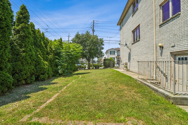Building Photo - 2402 Hammett Ave