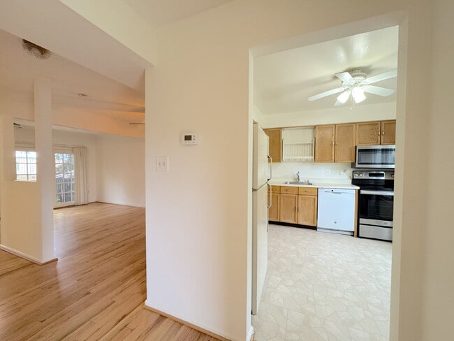 Building Photo - Inviting Townhome with Abundant Space & Co...