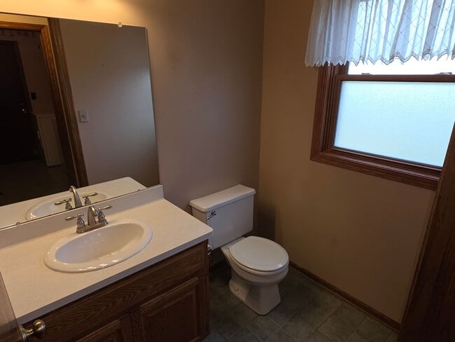 Building Photo - 4 bedroom home in Pleasant Prairie