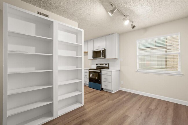 Building Photo - 2408 Longview St