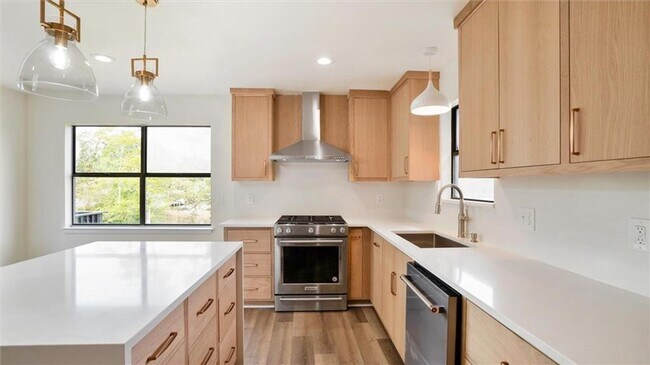 Building Photo - Renovated Waterfront Home