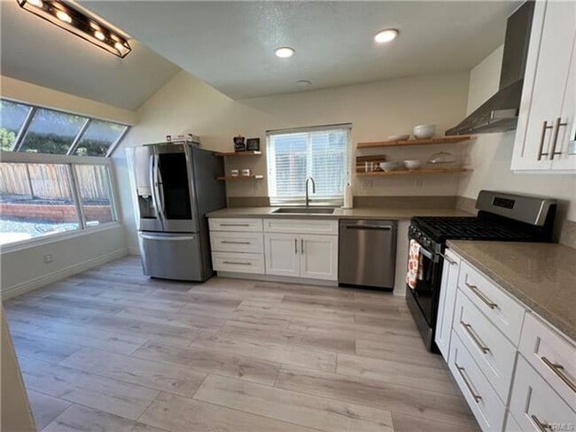 Building Photo - Beautiful Single-Story Pool Home in the He...