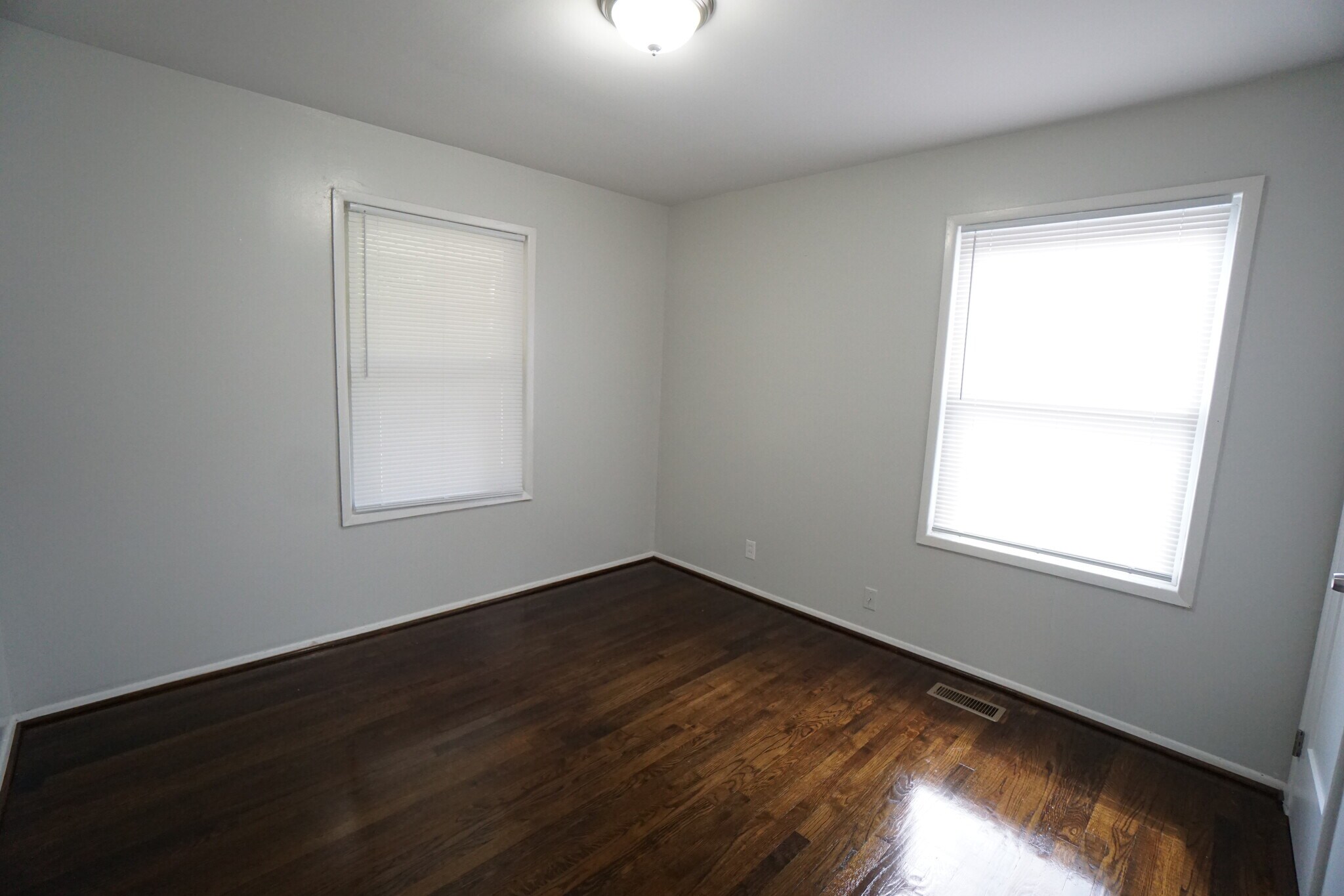 Building Photo - 112 13th Ave N