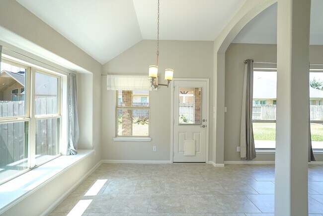 Building Photo - 7818 Lake Commons Dr