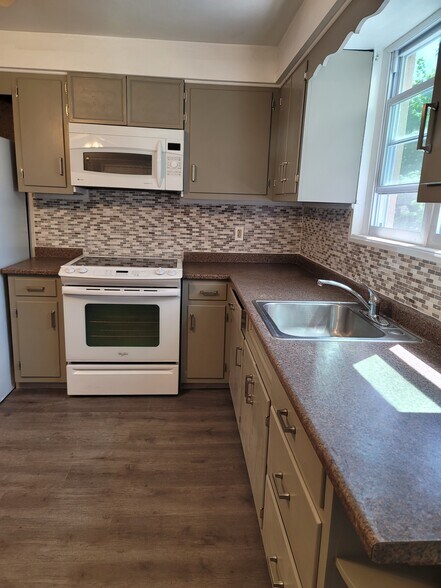 Building Photo - 100 E Park Ave