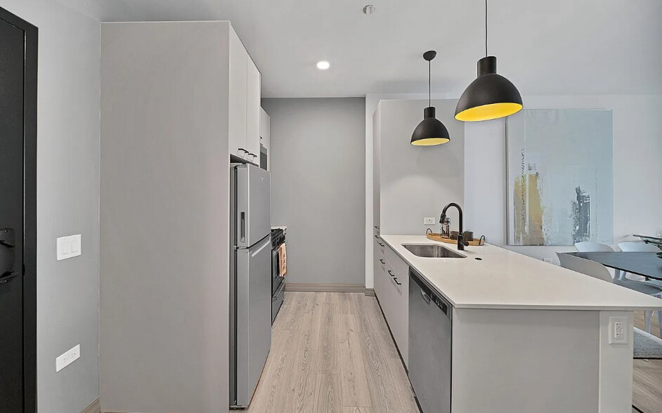 Building Photo - 2141 N Elston Ave