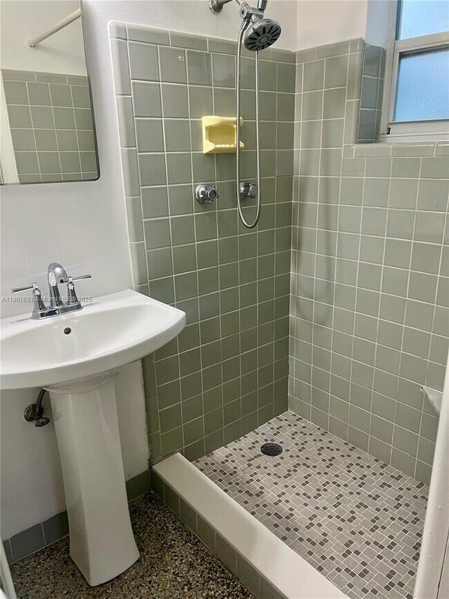 Building Photo - 1405 SE 2nd St