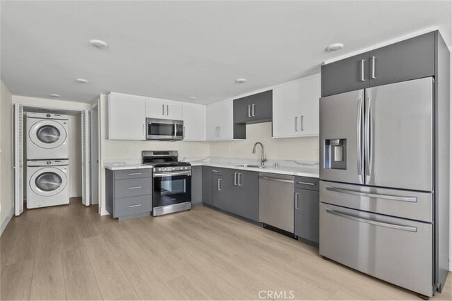 Building Photo - 411 S Kenneth Rd