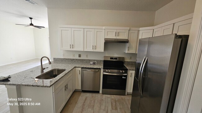Building Photo - Fully Remodeled 3 Bedroom, 2 Bath Duplex w...