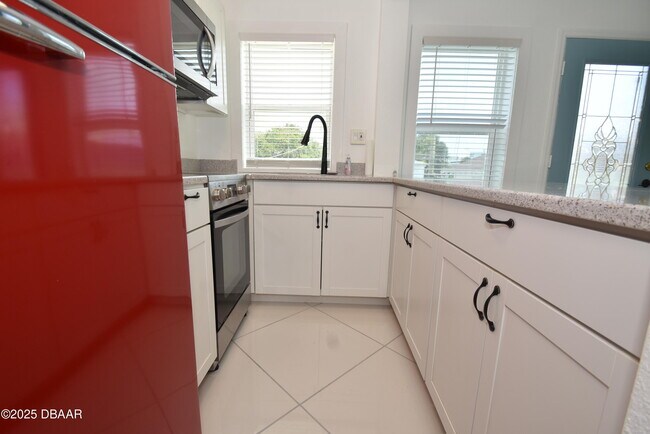 Building Photo - 403 N Oleander Ave