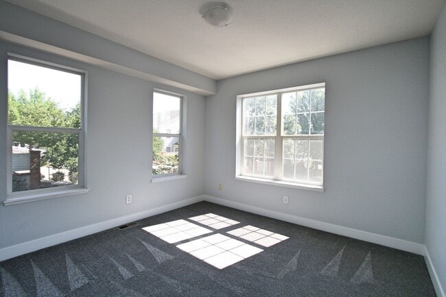 Building Photo - Desired End Unit Townhouse Available!