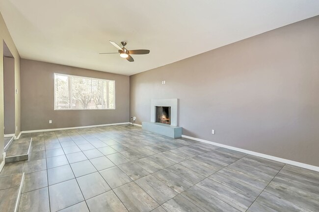 Building Photo - Large 6 Bedroom near Broadway & Rural!  POOL WITH SWIM UP BAR!