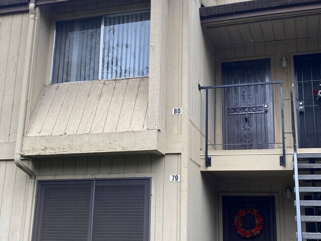 Building Photo - One Bedroom Condo In Sunpointe Condominiums.