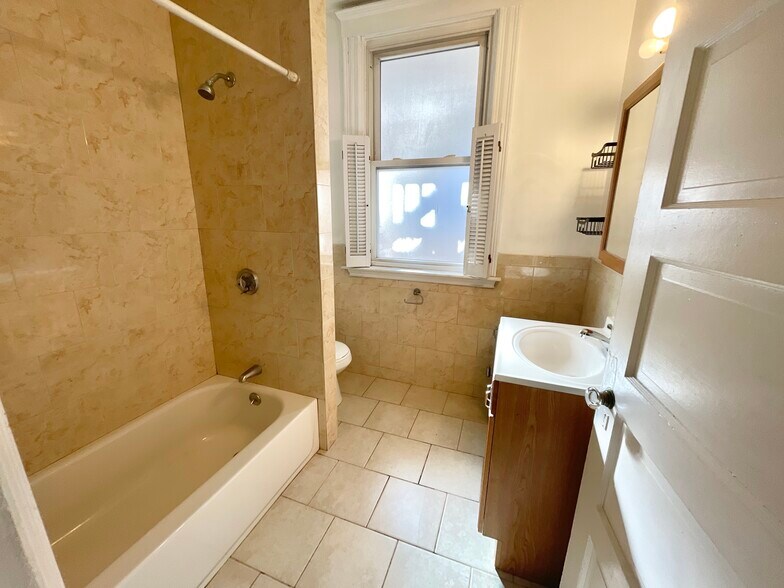 Building Photo - 148 Strathmore Rd