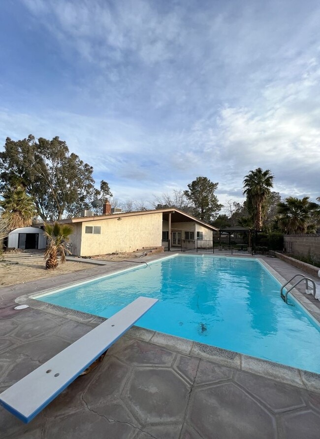 Building Photo - Please contact Vaughn Realty to set up an ...