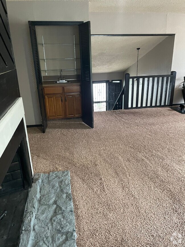 Building Photo - 3 bed 2.5 bath