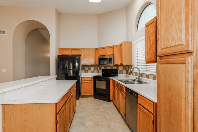 Building Photo - 1625 E Sheffield Ave