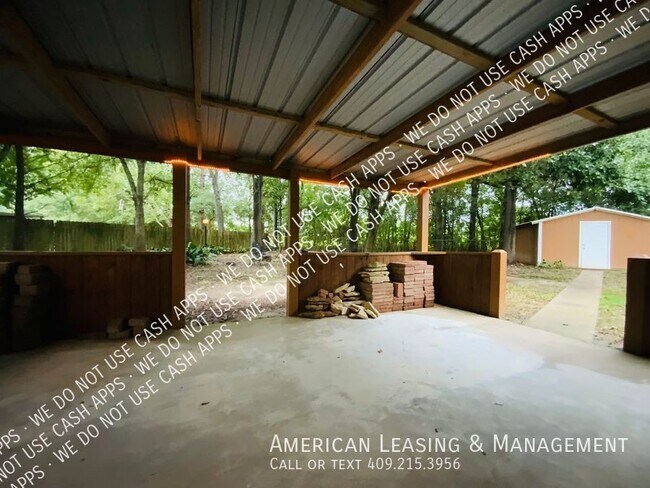 Building Photo - Perfect Home for anyone looking for a blen...