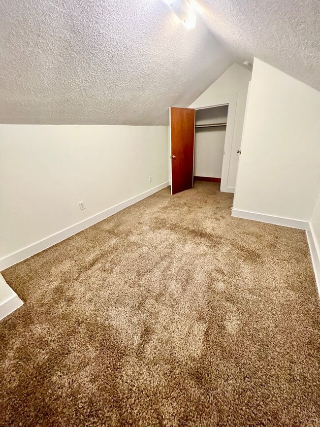 Building Photo - Inglewood 1 Bedroom Upstairs Apartment $10...