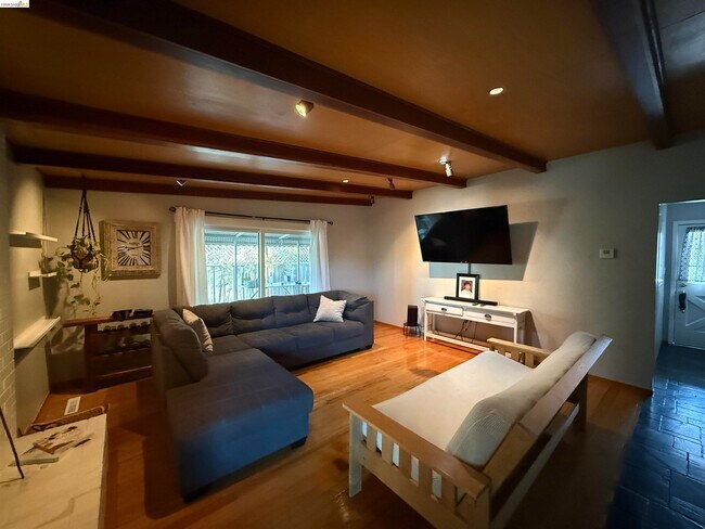 Building Photo - 1004 Almond St