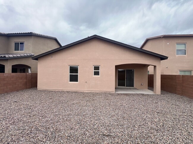 Building Photo - 3 Bedroom Single Story Home Available in P...