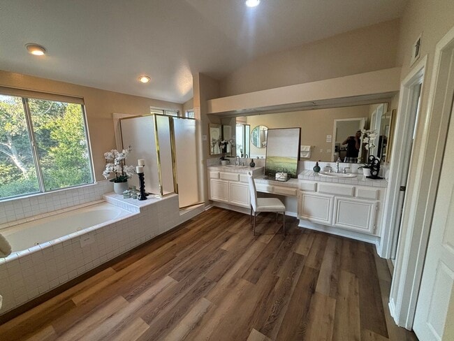 Building Photo - Spacious 4-Bedroom Home in Valencia's Nort...