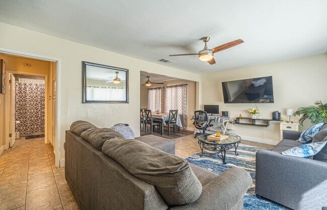 Building Photo - Charming 2 Bedroom Home with Private Garag...
