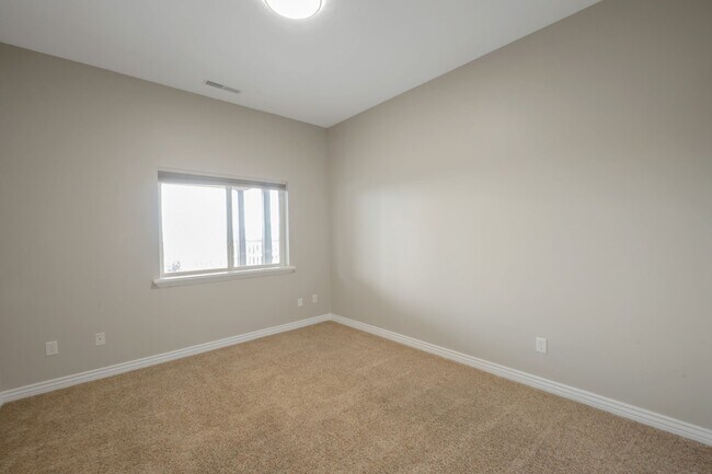 Building Photo - 8961 N Cottage Cyn Dr