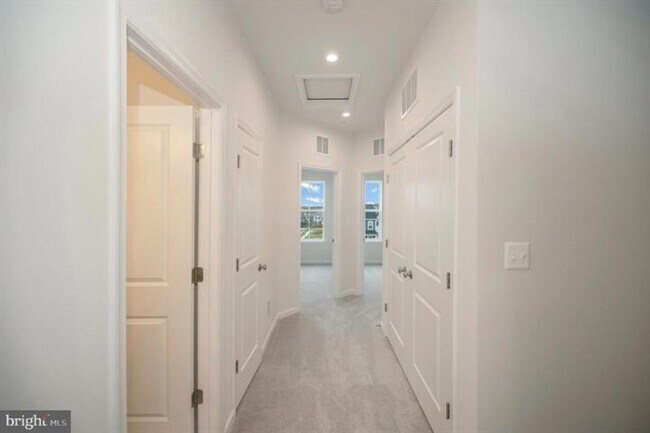Building Photo - Great Townhome in Embrey Mill