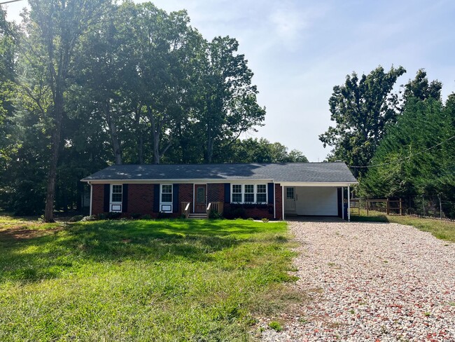 Building Photo - Gorgeous 3 bedroom, 2 bathroom brick home ...