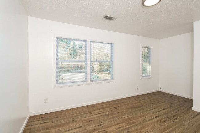 Building Photo - 1307 Sweet Pine Dr