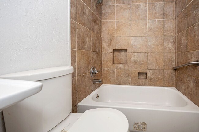 Building Photo - 5612 Rose Dr