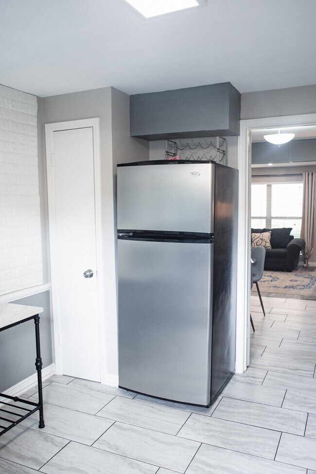 Building Photo - 10216 Regal Oaks Dr