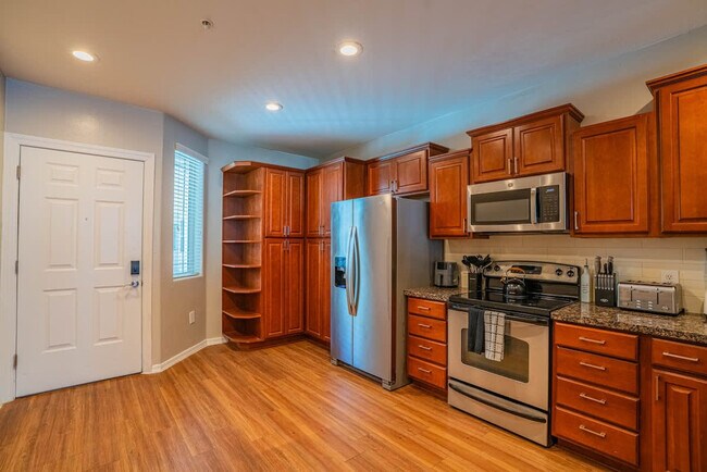 Building Photo - 1275 E University Dr