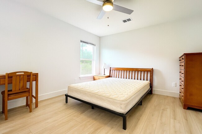 Building Photo - 716 Cathedral Pl