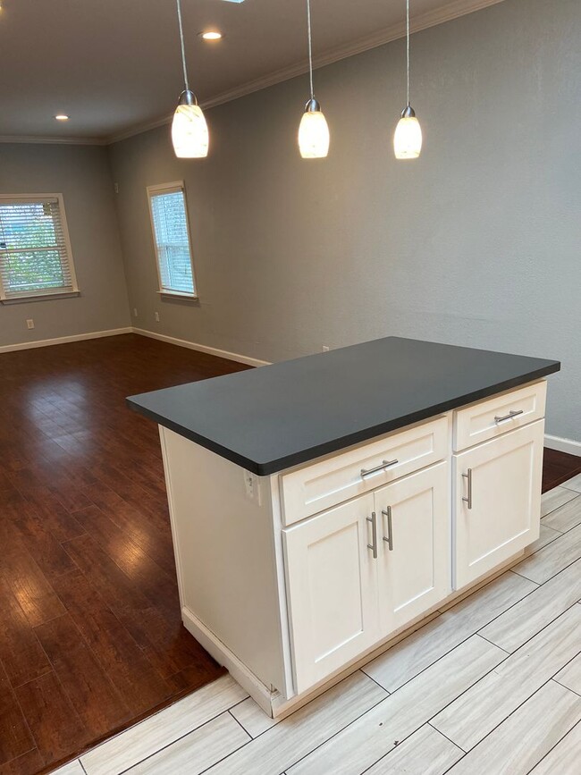 Building Photo - Beautiful 2 Bdrm, 1 Bath Downtown Sac Remodel!