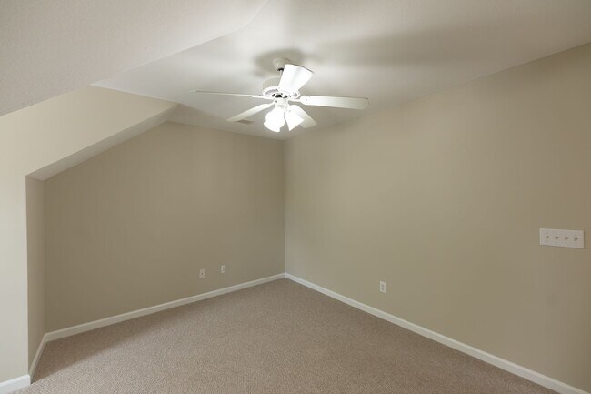 Building Photo - 121 Goldfinch Ave
