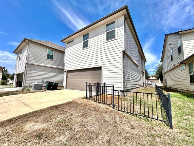 Building Photo - Beautiful and Contemporary 3 BR / 2.5 BA H...