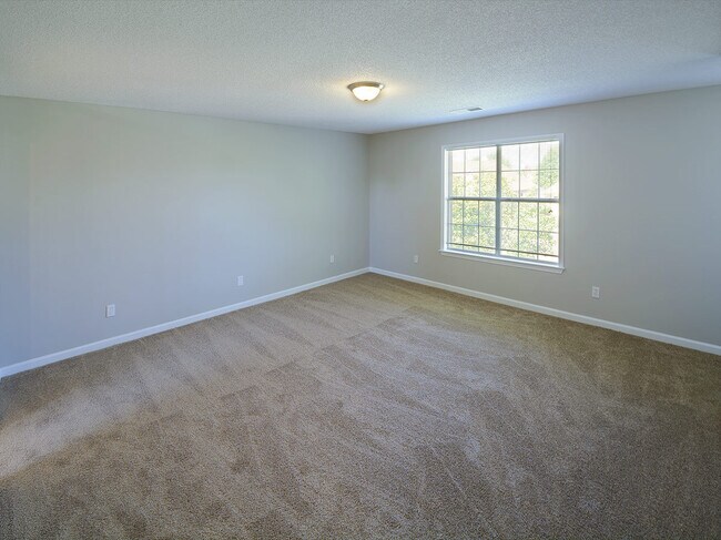 Building Photo - 5 Bed, 3.5 bath over 3300 square feet with 2 master suites near Hacks Cross and 385