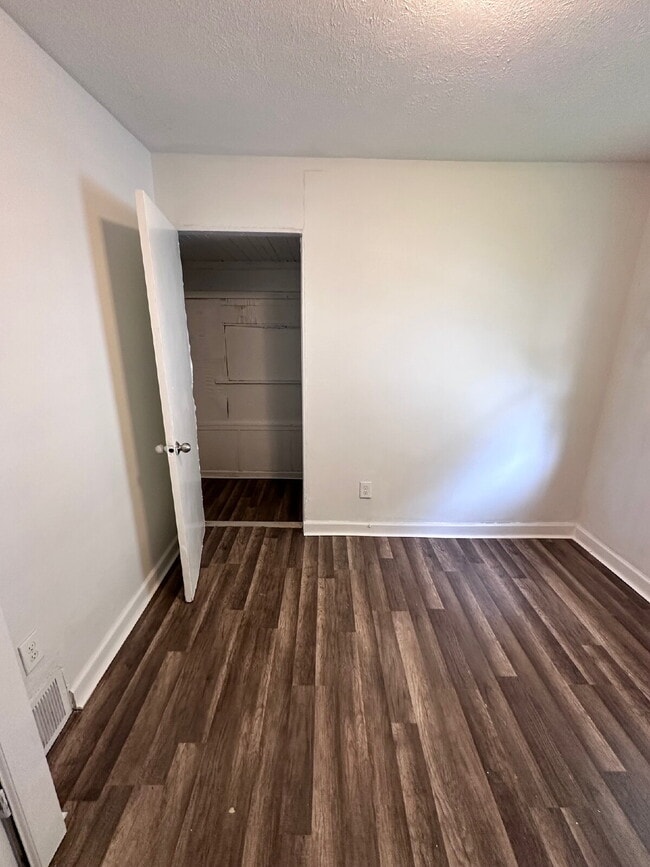 Building Photo - 2 bedroom Home
