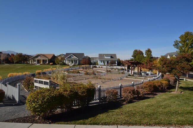Building Photo - Stunning 6 bedroom 3 bathroom home in Daybreak South Jordan!!!