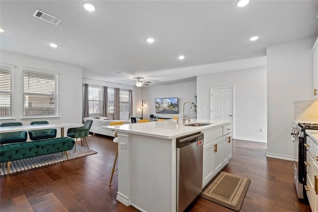 Building Photo - 3007 Salvidar Bend