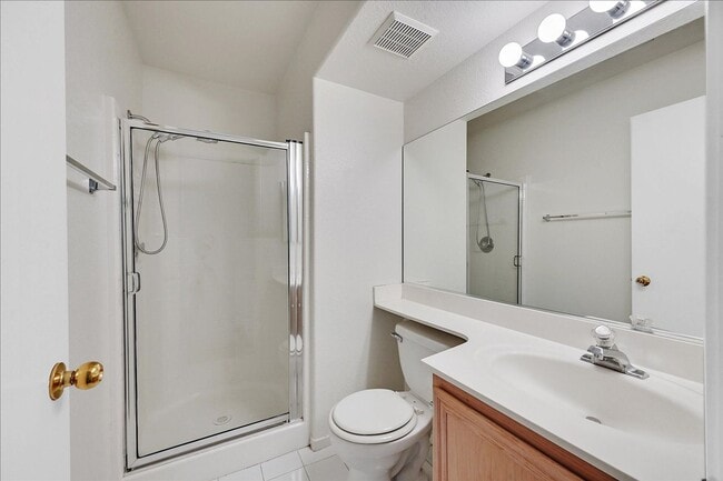 Building Photo - 2 Bedroom, 2 1/2 bath Townhome