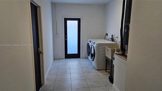 Building Photo - 8004 SW 29th St