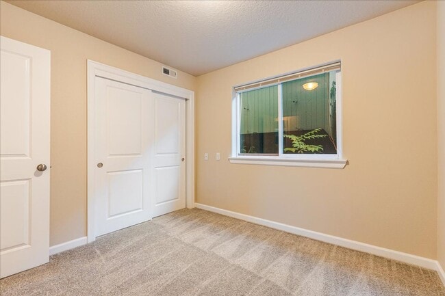 Building Photo - Modern Townhome Near the Willamette River