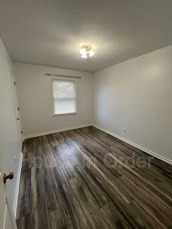 Building Photo - 217 Scottlynn Dr