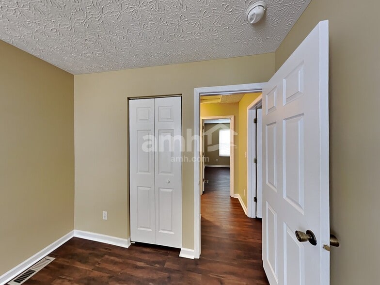 Building Photo - 372 Thompson St