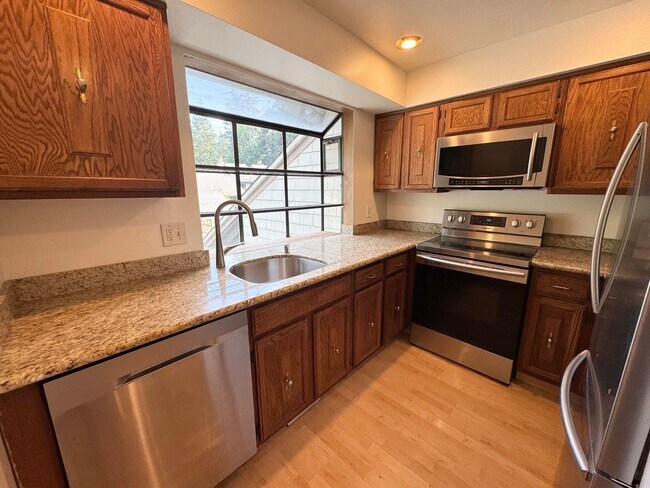 Building Photo - Spacious condo with 2 parking spaces included