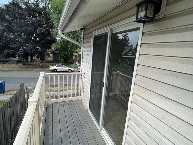 Building Photo - York Duplex